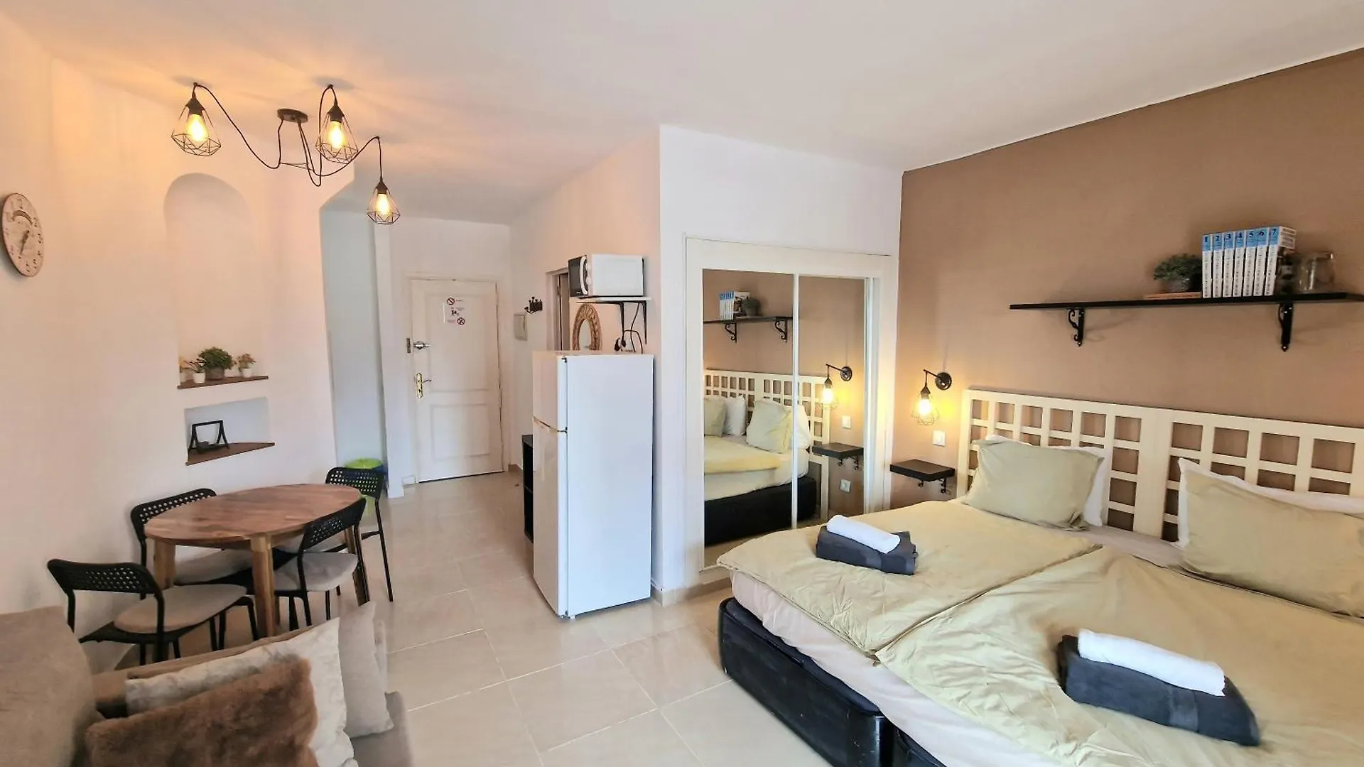 Stylish Studio With King-Size Bed And Ocean View, Paraiso 209 kontakter